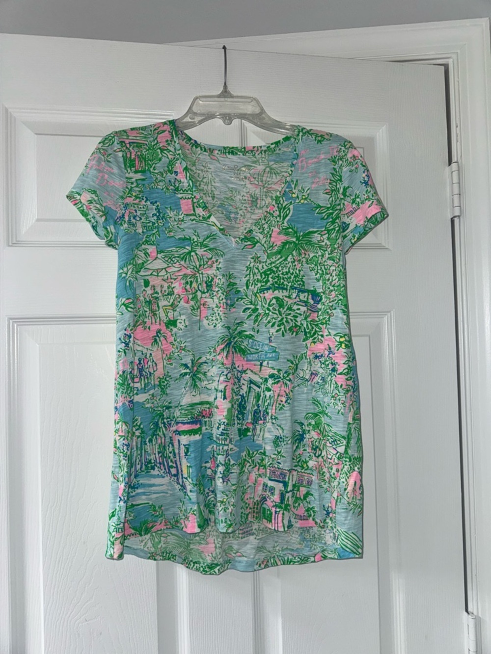 Lilly Pulitzer Etta V-Neck Tee!